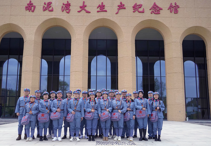 四方光電赴延安學(xué)習(xí)南泥灣精神并參觀洛川蘋(píng)果基地